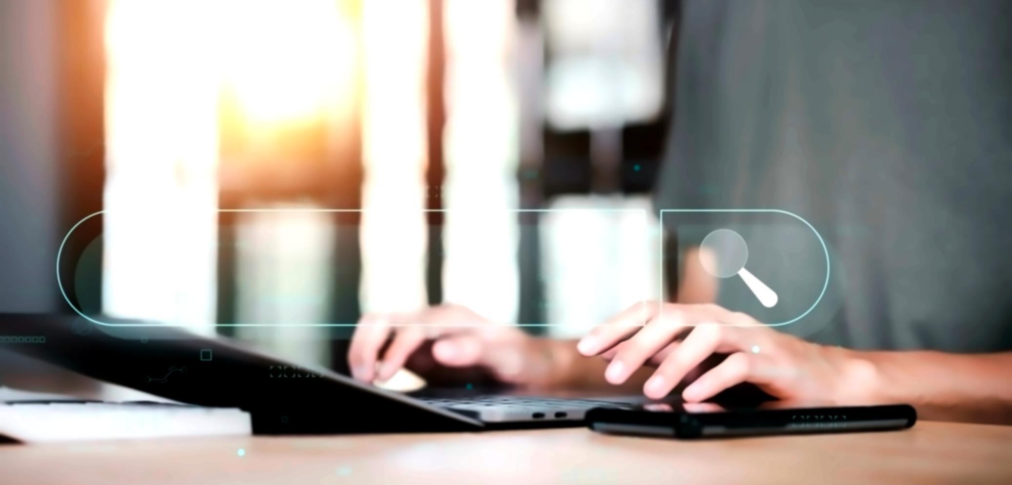 Sessione di formazione SEO in aula moderna